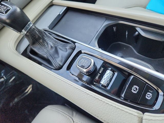 2021 Volvo XC90 T5 Momentum