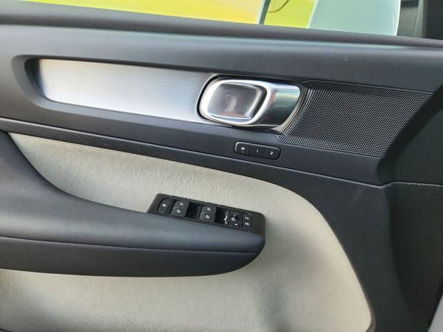 2022 Volvo XC40 Momentum