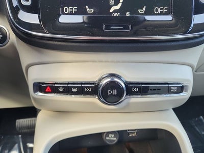 2022 Volvo XC40 Momentum